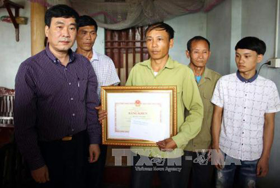 Truy tặng bằng khen cho học sinh dũng cảm quên mình cứu bạn
